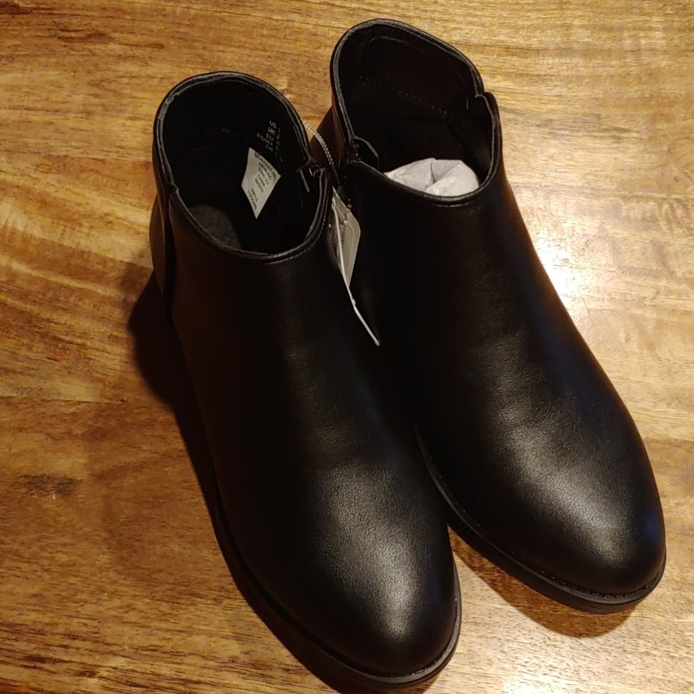 NWT Amazon Essentials Ankle Zip Boots